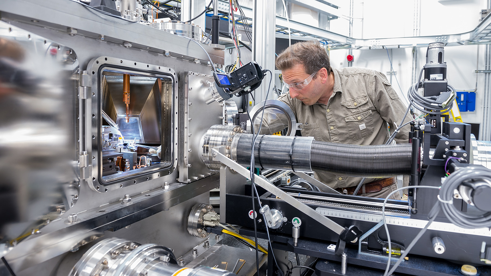 Argonne nanoscientist Martin Holt took X-ray images of the acoustic wave through the use of the Hard X-ray Nanoprobe at the Center for Nanoscale Materials and Advanced Photon Source, both U.S. Department of Energy User Facilities at Argonne National Laboratory. (Image courtesy of Argonne National Laboratory.)